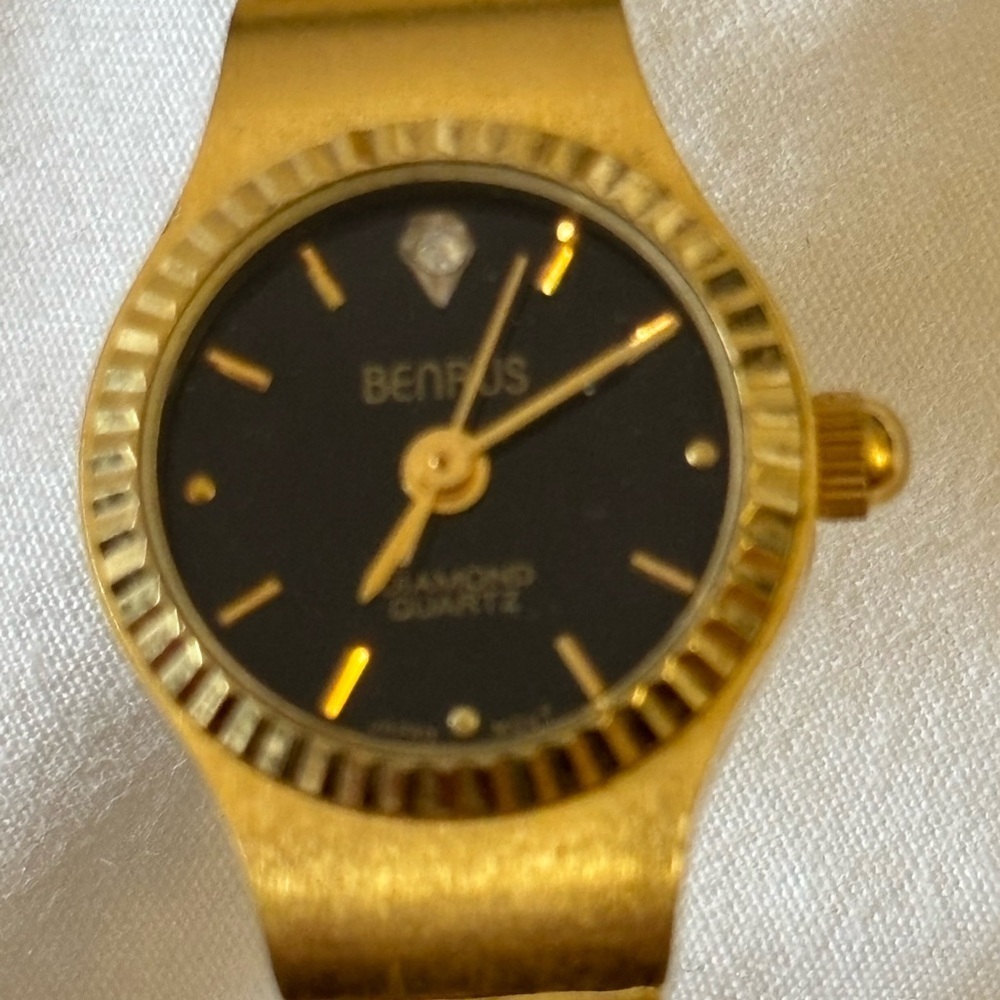 Luxurious Vintage color Gold Women's Watch with Black Dial - Picture 2 of 4